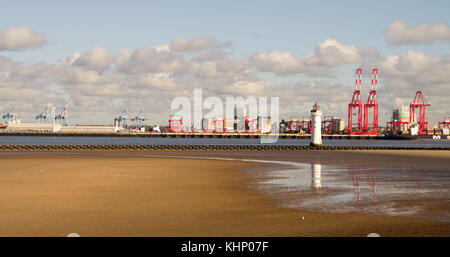 Royal Seaforth Dock, Liverpool und Barsch Rock Leuchtturm New Brighton Stockfoto