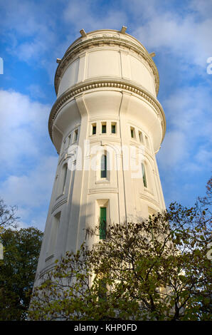 Paris, Frankreich. Chateau d'Eau de Montmartre in Square Claude Charpentier - Wasserturm, erbaut 1927. 700m3 Kapazität, Versorgung der Häuser auf der h Stockfoto