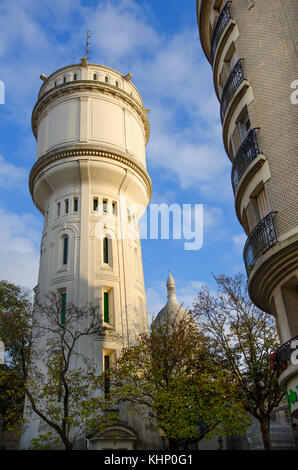 Paris, Frankreich. Chateau d'Eau de Montmartre in Square Claude Charpentier - Wasserturm, erbaut 1927. 700m3 Kapazität, Versorgung der Häuser auf der h Stockfoto