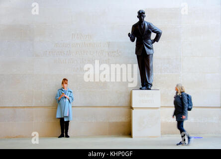 London, England, UK. Neue BBC Broadcasting House: Statue von George Orwell (Eric Arthur Blair, 1903-1950) von Martin Jennings, November 2017 vorgestellt wurde, wi Stockfoto