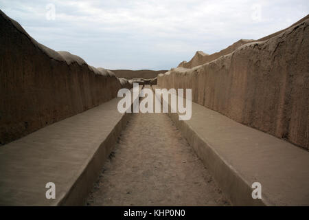 Lange Wände und Straße in Ruinen von Chan Chan im Norden von Peru Stockfoto