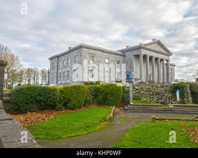Ennis, Irland - Nov 18th, 2017: Ennis Hof Büro, Büros & Karten und Courts Service von Irland. Wurde 1850 im neoklassizistischen Stil erbaut. Stockfoto