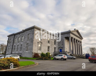 Ennis, Irland - Nov 18th, 2017: Ennis Hof Büro, Büros & Karten und Courts Service von Irland. wurde 1850 im neoklassizistischen Stil erbaut. Stockfoto