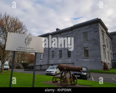 Ennis, Irland - Nov 18th, 2017: Ennis Hof Büro, Büros & Karten und Courts Service von Irland. wurde 1850 im neoklassizistischen Stil erbaut. Stockfoto