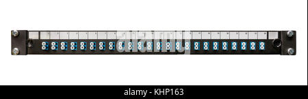 Lwl-Vernetzung Patch Panel mit 24 LC-Ports von vorne betrachtet für den Einsatz als Kommunikation Kabinett Vorlage auf einem isolierten weißen Hintergrund, si Stockfoto