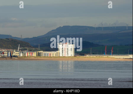 Swansea City of Culture bot 2021 Swansea Marina Quarter mit Gebäuden am Wasser und Reflexionen in der Bucht von Mumbles aus gesehen. Sea City. Stockfoto