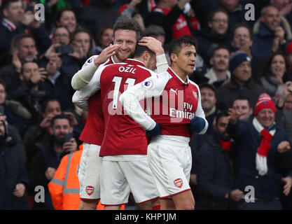 Shkodran Mustafi von Arsenal (links) feiert das erste Tor seiner Spielmannschaft während des Spiels der Premier League im Emirates Stadium, London. Stockfoto