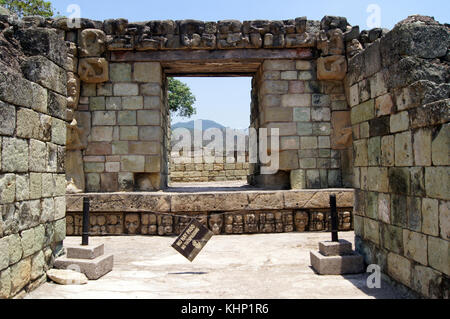 Die Ruinen der Tempel auf der Spitze der Pyramide in Copan, Honduras Stockfoto