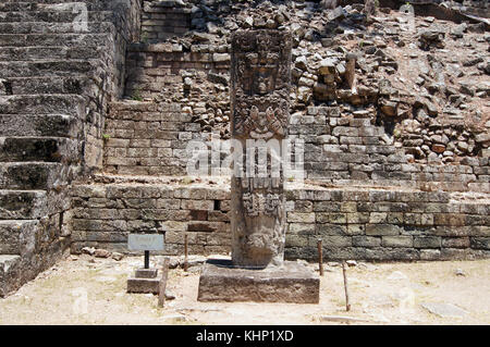 Stele und Treppenhaus der Pyramide in Copan, Honduras Stockfoto