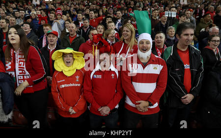 Wales-Fans singen die Nationalhymne während der Autumn International im Fürstentum Stadium, Cardiff. Stockfoto