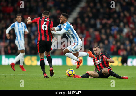 Elias Kachunga von Huddersfield Town wird von AFC Bournemouth's Steve Cook (rechts) während des Premier League-Spiels im Vitality Stadium, Bournemouth, angegangen. Stockfoto