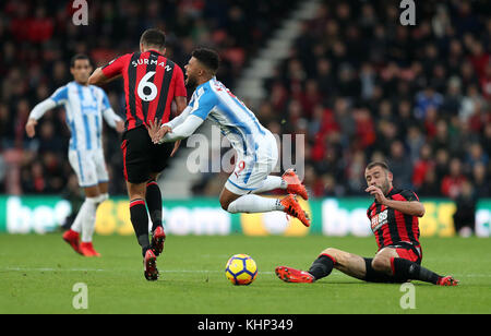 Elias Kachunga von Huddersfield Town wird von AFC Bournemouth's Steve Cook (rechts) während des Premier League-Spiels im Vitality Stadium, Bournemouth, angegangen. Stockfoto