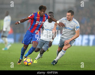 Wilfried Zaha von Crystal Palace (links) und Phil Jagielka von Everton (rechts) kämpfen während des Premier League-Spiels im Selhurst Park, London, um den Ball. Stockfoto