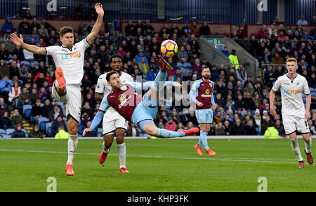 Stephen ward von Burnley hat beim Premier League-Spiel in Turf Moor, Burnley, einen Torschuss erhalten. Stockfoto