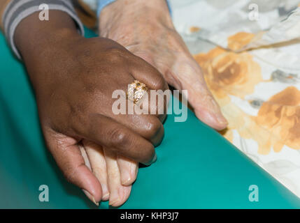 Hand der Krankenschwester, die im Besitz einer älteren Frau. Konzept der helfende Hände, der Altenpflege. Stockfoto