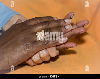 Hand der Krankenschwester, die im Besitz einer älteren Frau. Konzept der helfende Hände, der Altenpflege. Stockfoto