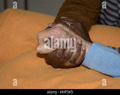 Hand der Krankenschwester, die im Besitz einer älteren Frau. Konzept der helfende Hände, der Altenpflege. Stockfoto