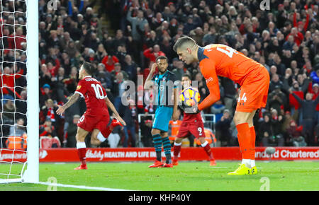 Southampton-Torwart Fraser Forster holt den Ball, nachdem Liverpools Philippe Coutinho beim Premier League-Spiel in Anfield, Liverpool, das dritte Tor seiner Seite erzielt hat. Stockfoto