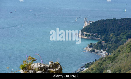 Von der Karst, das Schloss von Miramare. Triest Stockfoto