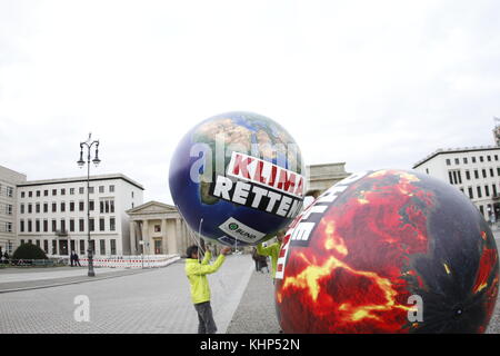 Berlin, Deutschland. 18 Nov, 2017. Mit großen Kugel Ballons und Banner, um Bund-Vertreter aus ganz Deutschland fordern die künftige Bundesregierung mit dem Klima zu erfüllen, Ziele auf den Pariser Platz am Brandenburger Tor in Berlin. Quelle: Simone kuhlmey/Pacific Press/alamy leben Nachrichten Stockfoto