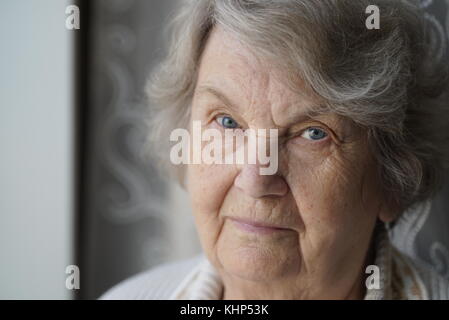 Portrait von Alt ältere Frau im Alter von 80 s im Innenbereich Stockfoto