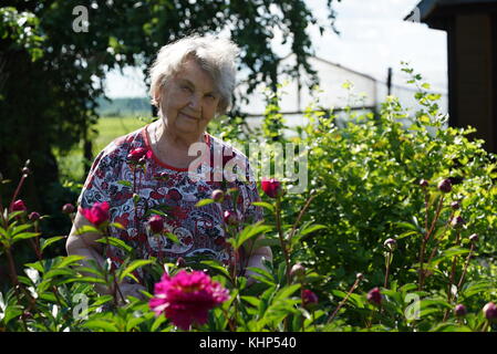 Portrait von alten lächelnde Frau im Park Stockfoto