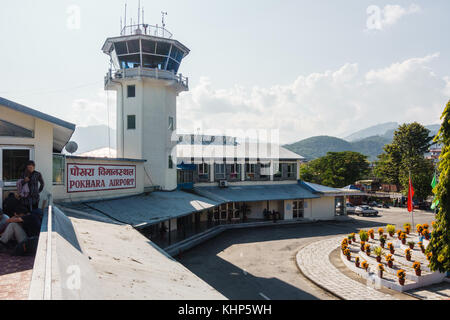 POKHARA, NEPAL - CA. NOVEMBER 2017: Pokhara Flughafen und sein Flugsicherungsturm. Stockfoto