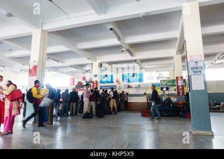 POKHARA, NEPAL - CA. NOVEMBER 2017: Leute stehen Schlange, um am Flughafen Pokhara einzuchecken. Stockfoto