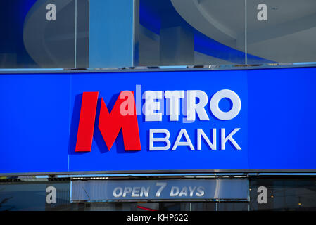 Metro Bank Schild, 7 Tage geöffnet. In High Street, Southend on Sea, Essex, Großbritannien Stockfoto