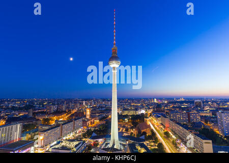 Berlin, Deutschland - 29 August 2017: Berliner Skyline und den Fernsehturm, Alexanderplatz in der Nacht in Deutschland. Stockfoto