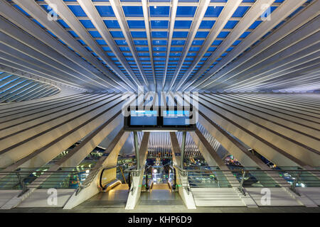 Liege, Belgien - 9. Mai 2017: Liege Guillemins Zug Bahnhof in der Dämmerung von Santiago Calatrava in Belgien. Stockfoto