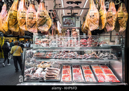 Chorizo und Jamón Serrano geht im berühmten Markt La Boqueria in Barcelona, Spanien Stockfoto