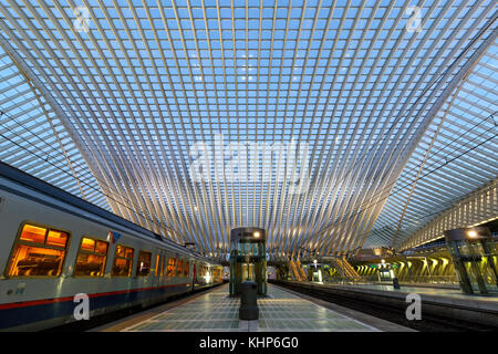 Liege, Belgien - 9. Mai 2017: Liege Guillemins Zug Bahnhof in der Dämmerung von Santiago Calatrava in Belgien. Stockfoto