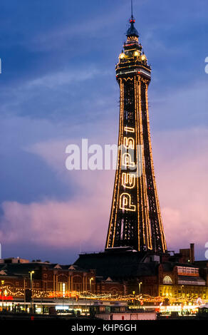 Blackpool Tower bei Nacht beleuchtet. Stockfoto