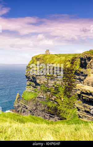 Die Klippen von Moher Irland reisen Reisen Meer Tourismus Natur portrait Format den Atlantischen Ozean Stockfoto