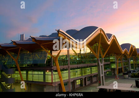 Terminal T-4-Gebäude in der Morgendämmerung. Flughafen Barajas, Madrid, Spanien. Stockfoto