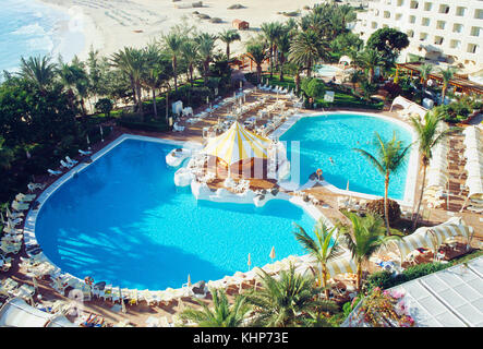 Pool im Resort, Blick von oben. Strand von Corralejo auf Fuerteventura, Kanarische Inseln, Spanien. Stockfoto