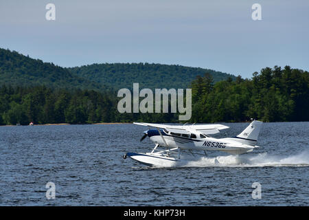2004 Cessna Turbo Stationair fixed Wing Single Engine Flugzeug mit Pontons weg vom See angenehm, NY. Stockfoto
