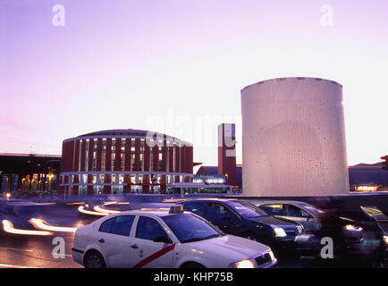 Denkmal für die Opfer des Terrorismus im März 11th, 2004 und Puerta de Atocha Bahnhof, Nacht. Madrid, Spanien. Stockfoto