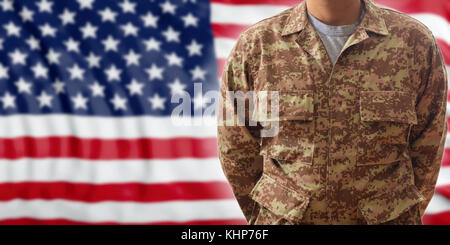 Soldat in einem usa militärische digitale Muster einheitliche, stehend auf eine amerikanische Flagge Hintergrund Stockfoto