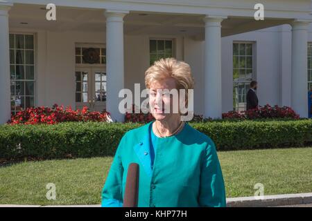 Linda McMahon, die Verwaltungsrätin der Small Business Administration, spricht mit den Medien vor dem Westflügel des Weißen Hauses am 25. Juli 2017 in Washington, D.C. Stockfoto