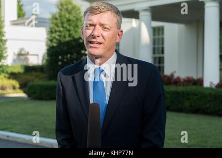 Sonderassistent des Präsidenten und Pressesprecher des Vizepräsidenten Marc Lotter spricht mit den Medien vor dem Westflügel des Weißen Hauses am 25. Juli 2017 in Washington, D.C. Stockfoto