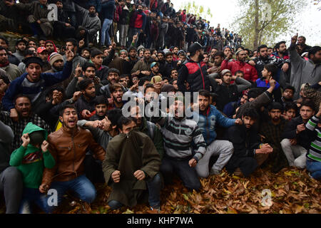 Srinagar, Indien. 18 Nov, 2017. kaschmirische Muslime rufen pro-freiheit Slogans bei der Beerdigung nach oben rebel Commander parimpora mugees Ahmad mir im Bereich von Srinagar, Indien verwalteten Kaschmir. mugees in einer Begegnung mit indischen Kräfte in der Nähe von Srinagar am 17.November th getötet wurde. Credit: muzamil mattoo/Pacific Press/alamy leben Nachrichten Stockfoto