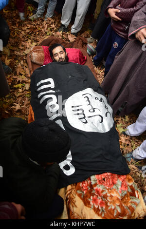 Srinagar, Indien. 18 Nov, 2017. (Anmerkung des Editors: Das Bild zeigt den Tod.) kaschmirische Muslime bieten die Beerdigung von oben rebel Commander parimpora mugees Ahmad mir im Bereich von Srinagar, Indien verwalteten Kaschmir. mugees in einer Begegnung mit indischen Kräfte in der Nähe von Srinagar am 17.November th getötet wurde. Credit: muzamil mattoo/Pacific Press/alamy leben Nachrichten Stockfoto