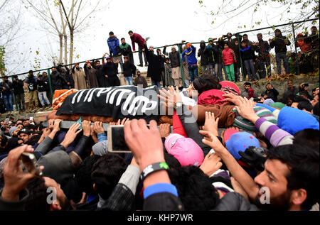 Srinagar, Indien. 18 Nov, 2017. (Anmerkung des Editors: Das Bild zeigt den Tod.) kaschmirischen Volkes der Körper des getöteten nach oben rebel Commander mugees Ahmad mir in parimpora Bereich von Srinagar, Indien verwalteten Kaschmir. mugees in einer Begegnung mit indischen Kräfte in der Nähe von Srinagar am 17.November th getötet wurde. Credit: muzamil mattoo/Pacific Press/alamy leben Nachrichten Stockfoto