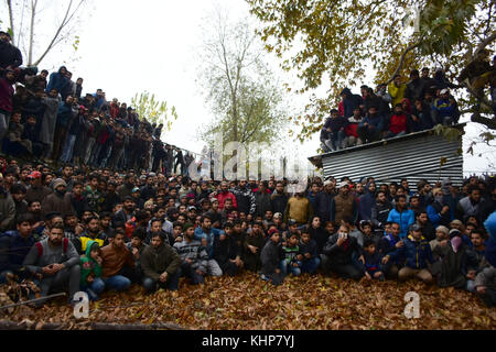 Srinagar, Indien. 18 Nov, 2017. kaschmirischen Volkes nehmen an der Beerdigung von oben rebel Commander parimpora mugees Ahmad mir im Bereich von Srinagar, Indien verwalteten Kaschmir. mugees in einer Begegnung mit indischen Kräfte in der Nähe von Srinagar am 17.November th getötet wurde. Credit: muzamil mattoo/Pacific Press/alamy leben Nachrichten Stockfoto