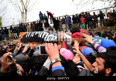 Srinagar, Indien. 18 Nov, 2017. (Anmerkung des Editors: Das Bild zeigt den Tod.) kaschmirischen Volkes der Körper des getöteten nach oben rebel Commander mugees Ahmad mir in parimpora Bereich von Srinagar, Indien verwalteten Kaschmir. mugees in einer Begegnung mit indischen Kräfte in der Nähe von Srinagar am 17.November th getötet wurde. Credit: muzamil mattoo/Pacific Press/alamy leben Nachrichten Stockfoto