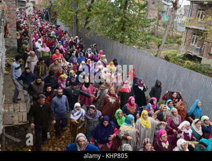 Srinagar, Indien. 18 Nov, 2017 Frauen in Kaschmir nehmen an der Beerdigung von oben rebel Commander parimpora mugees Ahmad mir im Bereich von Srinagar, Indien verwalteten Kaschmir. mugees in einer Begegnung mit indischen Kräfte in der Nähe von Srinagar am 17.November th getötet wurde. Credit: muzamil mattoo/Pacific Press/alamy leben Nachrichten Stockfoto