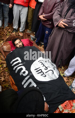 Srinagar, Indien. 18 Nov, 2017. (Anmerkung des Editors: Das Bild zeigt den Tod.) kaschmirischen Volkes der Körper des getöteten nach oben rebel Commander mugees Ahmad mir in parimpora Bereich von Srinagar, Indien verwalteten Kaschmir. mugees in einer Begegnung mit indischen Kräfte in der Nähe von Srinagar am 17.November th getötet wurde. Credit: muzamil mattoo/Pacific Press/alamy leben Nachrichten Stockfoto