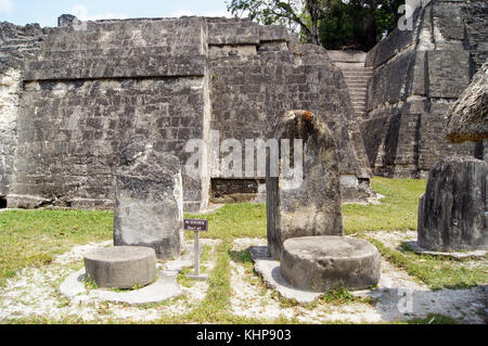 Buig Steine in der Nähe der Mauer der alten Tempel von Tikal, Guatemala Stockfoto